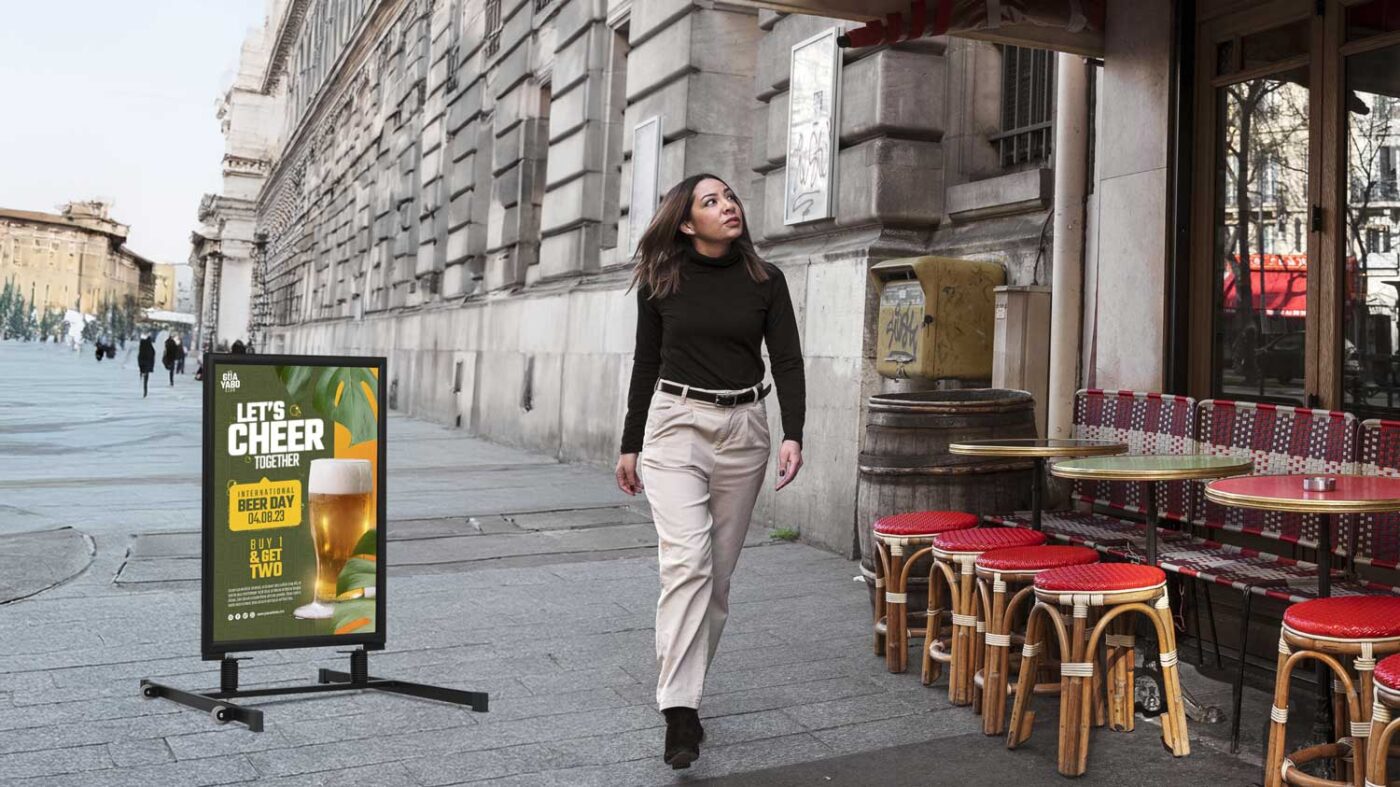 steigern-sie-ıhre-werbeaktionen-mit-poster-swing-mit-rollen